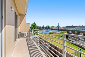 Convenient & Quiet 2-Bed by Shops and Airport